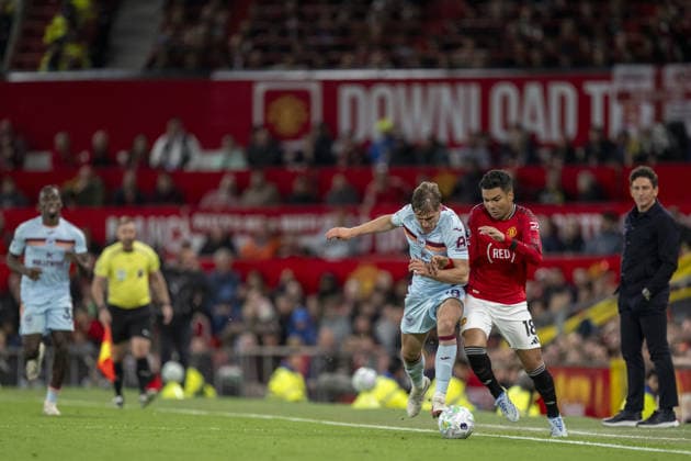 MANCHESTER, ENGLAND, APRIL 27: Yehor Yarmolyuk of Brentford (L) and Casemiro of Manchester United, ManU (R) fight for possession during a Premier League match between Manchester United and Brentford at Old Trafford in Manchester. (Photo by Will Palmer Sports Press Photo) Copyright: xWillxPalmer SportsxPressxPhotox Sportspressphoto_SPR138094