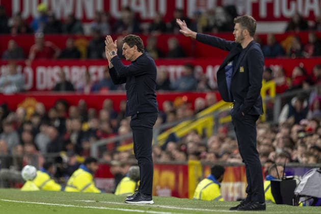 MANCHESTER, ENGLAND, APRIL 27: Keith Andrews, head coach of Brentford claps during a Premier League match between Manchester United, ManU and Brentford at Old Trafford in Manchester. (Photo by Will Palmer Sports Press Photo) Copyright: xWillxPalmer SportsxPressxPhotox Sportspressphoto_SPR138097