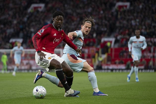 MANCHESTER, ENGLAND, APRIL 27: Kobbie Mainoo of Manchester United, ManU (L) and Mathias Jensen of Brentford (R) fight for possession during a Premier League match between Manchester United and Brentford at Old Trafford in Manchester. (Photo by Will Palmer Sports Press Photo) Copyright: xWillxPalmer SportsxPressxPhotox Sportspressphoto_SPR138101