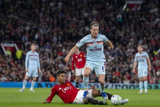 MANCHESTER, ENGLAND, APRIL 27: Casemiro of Manchester United, ManU (L) and Mathias Jensen of Brentford (R) fight for possession during a Premier League match between Manchester United and Brentford at Old Trafford in Manchester. (Photo by Will Palmer Sports Press Photo) Copyright: xWillxPalmer SportsxPressxPhotox Sportspressphoto_SPR138110