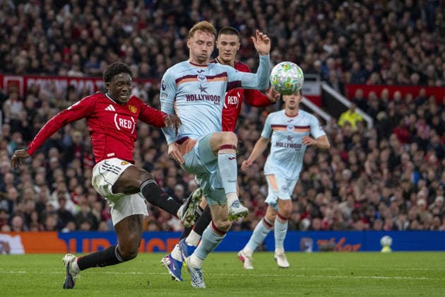 MANCHESTER, ENGLAND, APRIL 27: Kobbie Mainoo of Manchester United, ManU (L) and Sepp van den Berg of Brentford (R) fight for possession during a Premier League match between Manchester United and Brentford at Old Trafford in Manchester. (Photo by Will Palmer Sports Press Photo) Copyright: xWillxPalmer SportsxPressxPhotox Sportspressphoto_SPR138112