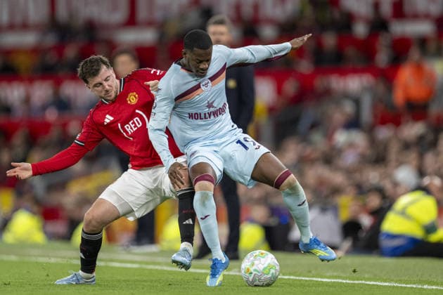 MANCHESTER, ENGLAND, APRIL 27: Mason Mount of Manchester United, ManU (L) and Dango Ouattara of Brentford (R) fight for possession during a Premier League match between Manchester United and Brentford at Old Trafford in Manchester. (Photo by Will Palmer Sports Press Photo) Copyright: xWillxPalmer SportsxPressxPhotox Sportspressphoto_SPR138113