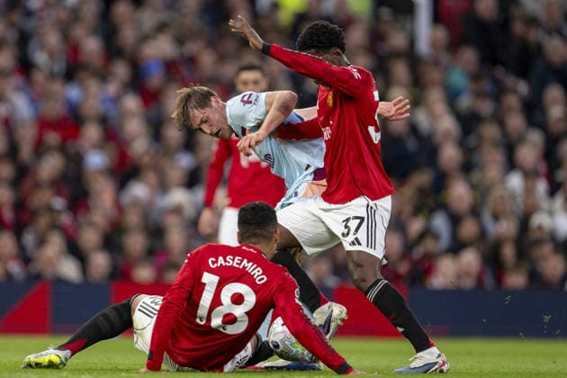 MANCHESTER, ENGLAND, APRIL 27: Casemiro and Kobbie Mainoo of Manchester United, ManU fight for possession with Yehor Yarmolyuk of Brentford during a Premier League match between Manchester United and Brentford at Old Trafford in Manchester. (Photo by Will Palmer Sports Press Photo) Copyright: xWillxPalmer SportsxPressxPhotox Sportspressphoto_SPR138122