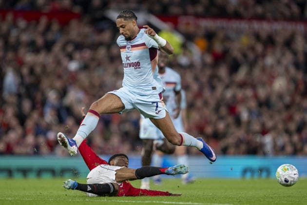 MANCHESTER, ENGLAND, APRIL 27: Amad Diallo of Manchester United, ManU (below) and Kevin Schade of Brentford fight for possession during a Premier League match between Manchester United and Brentford at Old Trafford in Manchester. (Photo by Will Palmer Sports Press Photo) Copyright: xWillxPalmer SportsxPressxPhotox Sportspressphoto_SPR138127