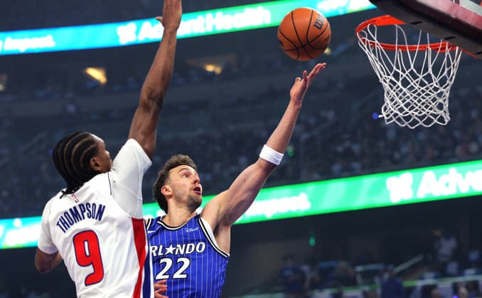 SPORTS-BKN-PISTONS-MAGIC-OS The Orlando Magic™s Franz Wagner (22) makes a layup past Detroit Pistons™ Ausar Thompson (9) during Game 4 of the first round of the NBA, Basketball Herren, USA Playoffs at the Kia Center in Orlando, Fla., Monday, April 27, 2026. (Joe Burbank Orlando Sentinel TNS) Orlando FL USA - United States EDITORIAL USE ONLY Copyright: xOrlandoxSentinelx 172660949W JoexBurbankx krtphotoslive962963