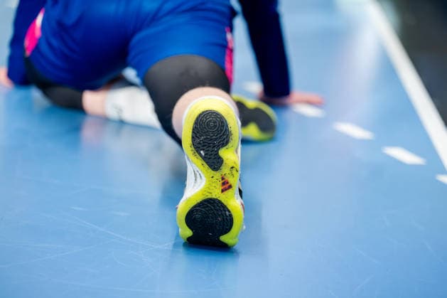 Dormagen, 27.04.2026, Handball, Herren, 2. Bundesliga, 29. Spieltag, 2025 2026: TSV Bayer Dormagen 1. VFL Potsdam Adidas Sportschuhe von unten mit Spieler beim Aufwärmen