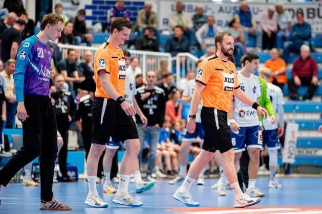Dormagen, 27.04.2026, Handball, Herren, 2. Bundesliga, 29. Spieltag, 2025 2026: TSV Bayer Dormagen 1. VFL Potsdam Die Schiedsrichter Paul Kijowsky (re.) und Lukas Strüder (li.) auf dem Weg zur Begrüßung mit den Mannschaften