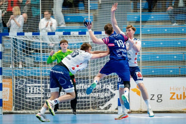 Dormagen, 27.04.2026, Handball, Herren, 2. Bundesliga, 29. Spieltag, 2025 2026: TSV Bayer Dormagen 1. VFL Potsdam Finn Schroven (TSV Bayer Dormagen, 19) beim Wurf aus dem Rückraum gegen die Abwehr von Tim Niclas Schröder (1. VfL Potsdam, 33) und Dustin Kraus (1. VfL Potsdam, 47)