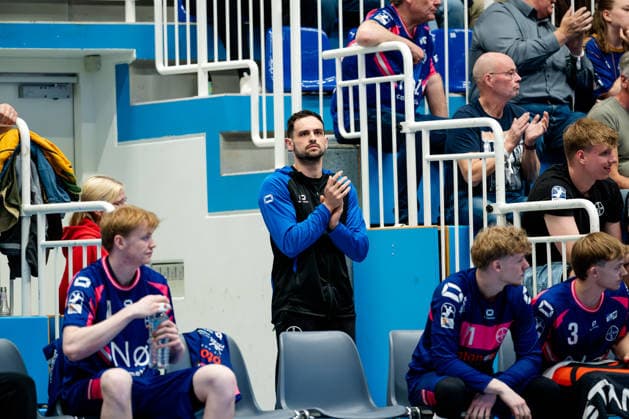 Dormagen, 27.04.2026, Handball, Herren, 2. Bundesliga, 29. Spieltag, 2025 2026: TSV Bayer Dormagen 1. VFL Potsdam Peter Strosack (TSV Bayer Dormagen, 24) heute nur hinter Bank und nicht aktiv auf dem Spielfeld