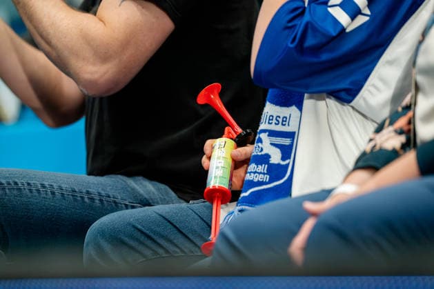 Dormagen, 27.04.2026, Handball, Herren, 2. Bundesliga, 29. Spieltag, 2025 2026: TSV Bayer Dormagen 1. VFL Potsdam Fankultur Trötte bei den Fans der Biesel