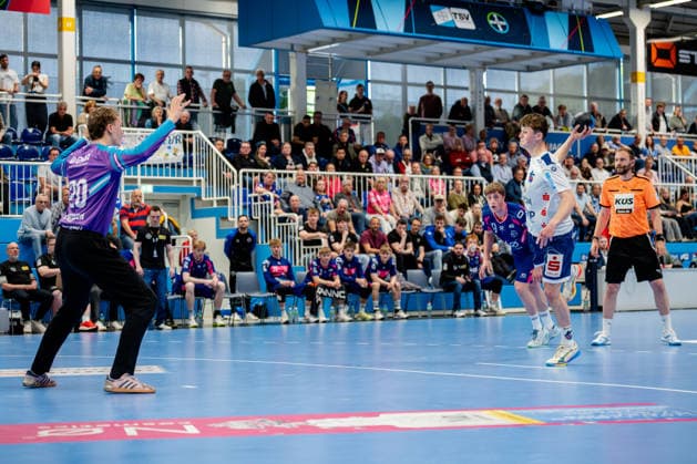 Dormagen, 27.04.2026, Handball, Herren, 2. Bundesliga, 29. Spieltag, 2025 2026: TSV Bayer Dormagen 1. VFL Potsdam Marvin Siemer (1. VfL Potsdam, 3) beim 7-Meter gegen Christian Ole Simonsen (TSV Bayer Dormagen, 20)