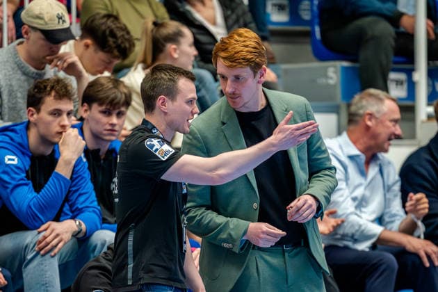 Dormagen, 27.04.2026, Handball, Herren, 2. Bundesliga, 29. Spieltag, 2025 2026: TSV Bayer Dormagen 1. VFL Potsdam Julian Bauer (Trainer TSV Bayer Dormagen) diskutiert mit dem David Hannes (Technischer Delegierter)