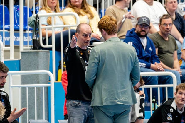 Dormagen, 27.04.2026, Handball, Herren, 2. Bundesliga, 29. Spieltag, 2025 2026: TSV Bayer Dormagen 1. VFL Potsdam Emir Kurtagic (Trainer 1. VfL Potsdam) diskutiert mit David Hannes (Technischer Delegierter)