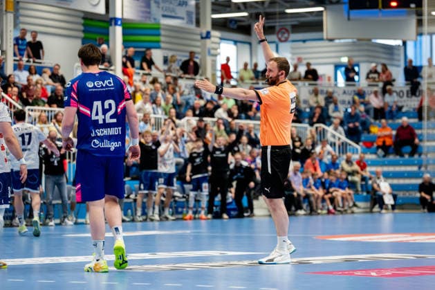 Dormagen, 27.04.2026, Handball, Herren, 2. Bundesliga, 29. Spieltag, 2025 2026: TSV Bayer Dormagen 1. VFL Potsdam Schiedsrichter Paul Kijowsky gibt Jan Schmidt (TSV Bayer Dormagen, 42) eine 2-Minuten Zeitstrafe