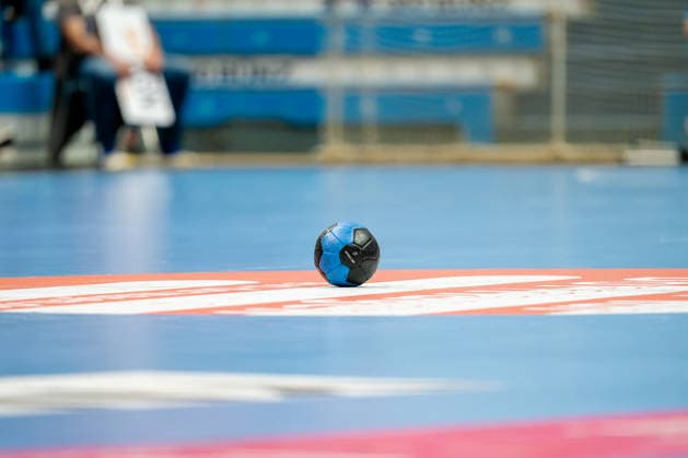 Dormagen, 27.04.2026, Handball, Herren, 2. Bundesliga, 29. Spieltag, 2025 2026: TSV Bayer Dormagen 1. VFL Potsdam Spielball ruht auf dem Spielfeld während einer Auszeit