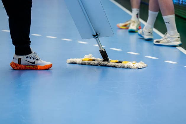 Dormagen, 27.04.2026, Handball, Herren, 2. Bundesliga, 29. Spieltag, 2025 2026: TSV Bayer Dormagen 1. VFL Potsdam Hallenwischer im Einsatz während des Spiels