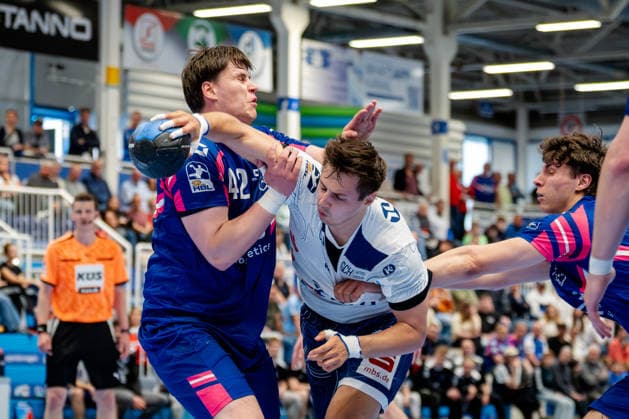 Dormagen, 27.04.2026, Handball, Herren, 2. Bundesliga, 29. Spieltag, 2025 2026: TSV Bayer Dormagen 1. VFL Potsdam Markus Mahr (1. VfL Potsdam, 6) im Zweikampf mit Jan Schmidt (TSV Bayer Dormagen, 42)
