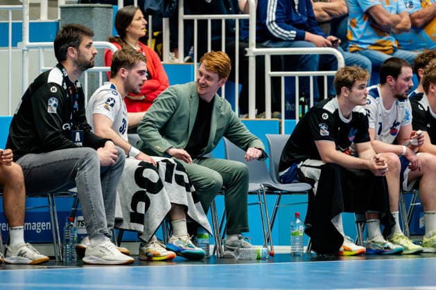 Dormagen, 27.04.2026, Handball, Herren, 2. Bundesliga, 29. Spieltag, 2025 2026: TSV Bayer Dormagen 1. VFL Potsdam David Hannes (Technischer Delegierter) im Gespräch mit Nicholas Schley (1. VfL Potsdam, 35) auf der Spielerbank