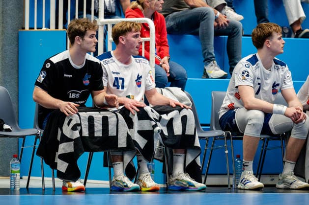 Dormagen, 27.04.2026, Handball, Herren, 2. Bundesliga, 29. Spieltag, 2025 2026: TSV Bayer Dormagen 1. VFL Potsdam Dustin Kraus (1. VfL Potsdam, 47, mi.) auf der Spielerbank mit Handtuch über den Beinen