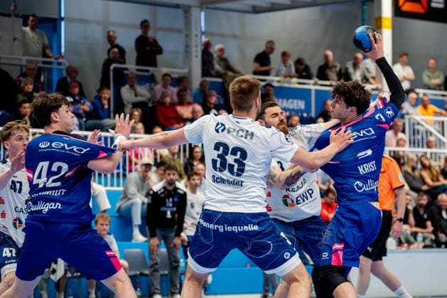 Dormagen, 27.04.2026, Handball, Herren, 2. Bundesliga, 29. Spieltag, 2025 2026: TSV Bayer Dormagen 1. VFL Potsdam Luca Krist (TSV Bayer Dormagen, 2) im Zweikampf mit Davide Bulzamini (1. VfL Potsdam, 8) und Tim Niclas Schröder (1. VfL Potsdam, 33)