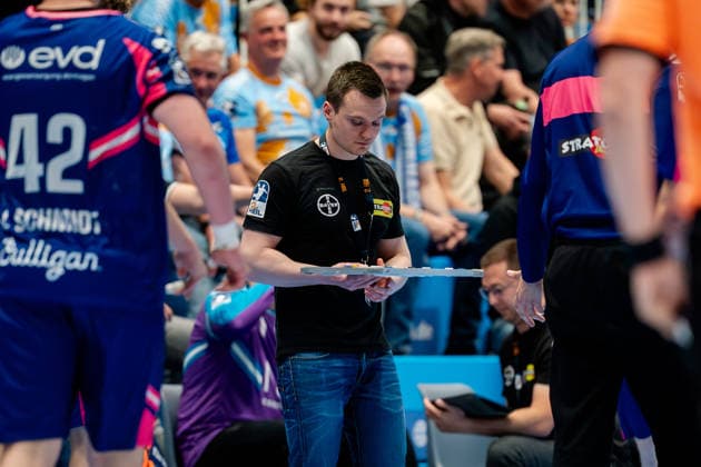 Dormagen, 27.04.2026, Handball, Herren, 2. Bundesliga, 29. Spieltag, 2025 2026: TSV Bayer Dormagen 1. VFL Potsdam Julian Bauer (Trainer TSV Bayer Dormagen) bereitet auf dem Taktikboard seine Auszeit Ansage vor