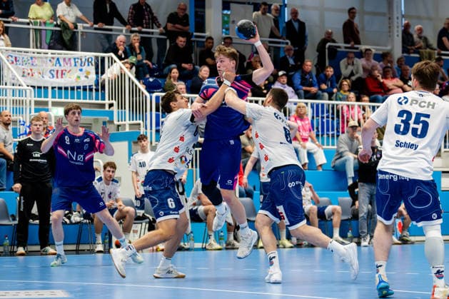 Dormagen, 27.04.2026, Handball, Herren, 2. Bundesliga, 29. Spieltag, 2025 2026: TSV Bayer Dormagen 1. VFL Potsdam Finn Schroven (TSV Bayer Dormagen, 19) im Zweikampf mit Markus Mahr (1. VfL Potsdam, 6, li.) und Davide Bulzamini (1. VfL Potsdam, 8, re.)