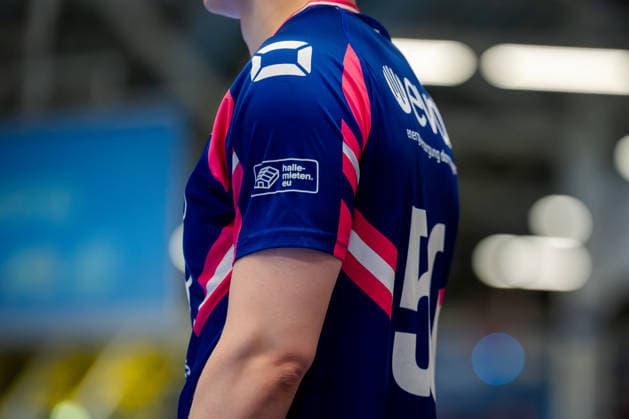 Dormagen, 27.04.2026, Handball, Herren, 2. Bundesliga, 29. Spieltag, 2025 2026: TSV Bayer Dormagen 1. VFL Potsdam Werbung auf dem Ärmel von Bayer Dormagen, halle-mieten.eu