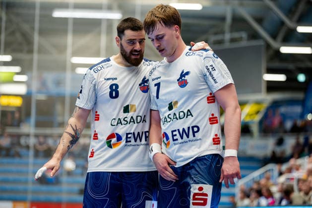 Dormagen, 27.04.2026, Handball, Herren, 2. Bundesliga, 29. Spieltag, 2025 2026: TSV Bayer Dormagen 1. VFL Potsdam Davide Bulzamini (1. VfL Potsdam, 8) gibt Nicolas Paulnsteiner (1. VfL Potsdam, 7) Anweisungen