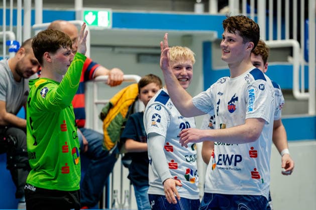 Dormagen, 27.04.2026, Handball, Herren, 2. Bundesliga, 29. Spieltag, 2025 2026: TSV Bayer Dormagen 1. VFL Potsdam Freude über den Siebenmetererfolg auf der Spielerbank vom Torschützen Marvin Siemer (1. VfL Potsdam, 3, re.) und Frederik Höler (1. VfL Potsdam, 1, li.) und im Hintergrund Tim Hildenbrand (1. VfL Potsdam, 20, mi.)