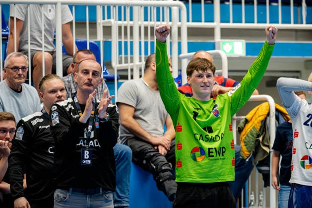 Dormagen, 27.04.2026, Handball, Herren, 2. Bundesliga, 29. Spieltag, 2025 2026: TSV Bayer Dormagen 1. VFL Potsdam Frederik Höler (1. VfL Potsdam, 1) jubelt auf der Spielerbank und Emir Kurtagic (Trainer 1. VfL Potsdam) applaudiert