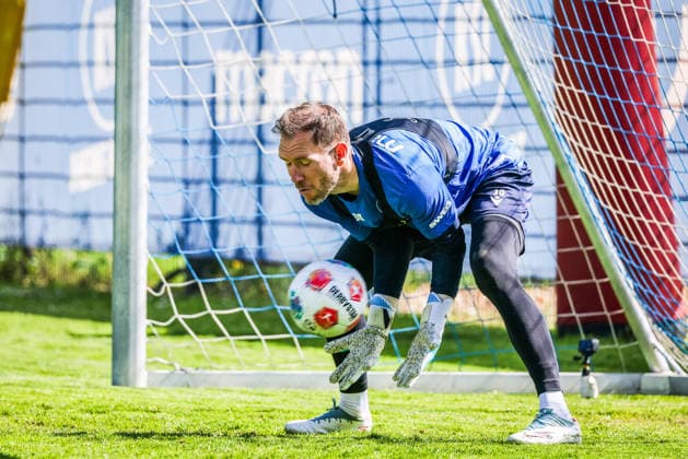 Training am 28.04.26, Herren, Fußball, Saison 2025 2026, 2.Liga, Karlsruher SC. Torwart Robin Himmelmann (KSC 30) hält den Ball Karlsruhe Wildparkstadion Baden-Württemberg Germany