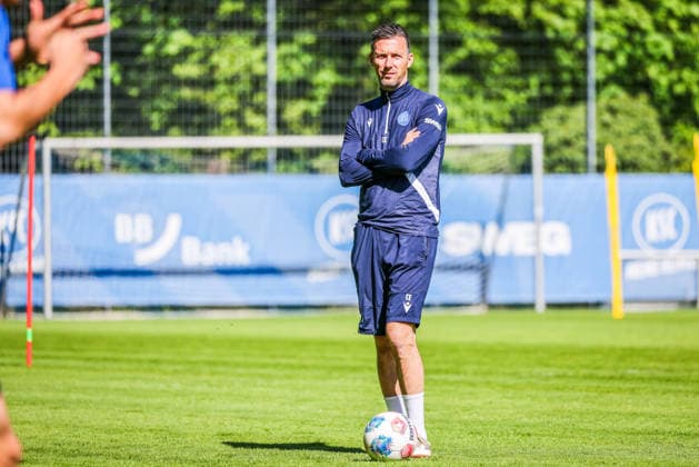 Training am 28.04.26, Herren, Fußball, Saison 2025 2026, 2.Liga, Karlsruher SC. Christian Eichner (KSC Trainer) mit Ball im Training, nachdenklich Karlsruhe Wildparkstadion Baden-Württemberg Germany