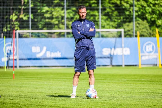 Training am 28.04.26, Herren, Fußball, Saison 2025 2026, 2.Liga, Karlsruher SC. Christian Eichner (KSC Trainer) mit Ball im Training, nachdenklich Karlsruhe Wildparkstadion Baden-Württemberg Germany
