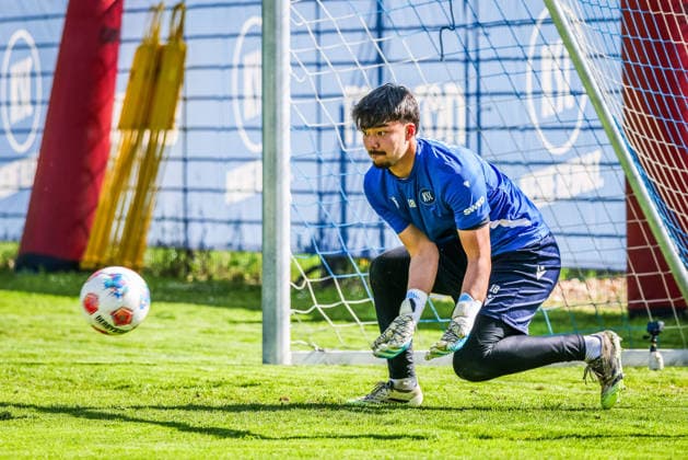Training am 28.04.26, Herren, Fußball, Saison 2025 2026, 2.Liga, Karlsruher SC. Kilian Jakob (KSC 18) hält den Ball. Karlsruhe Wildparkstadion Baden-Württemberg Germany