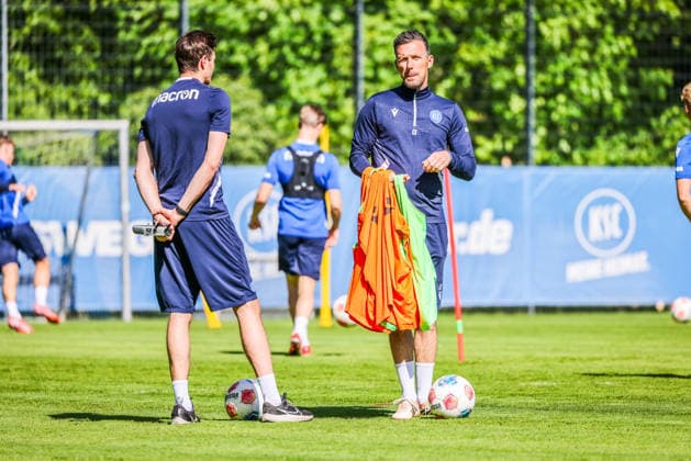 Training am 28.04.26, Herren, Fußball, Saison 2025 2026, 2.Liga, Karlsruher SC. Christian Eichner (KSC Trainer) beim austeilen der Trainingsleibchen. Karlsruhe Wildparkstadion Baden-Württemberg Germany