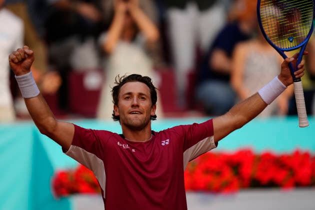 Mutua Madrid Open - Day Nine MADRID, SPAIN - APRIL 28: Casper Ruud of Norway celebrates the victory against Stefanos Tsitsipas of Greece during their Men™s Singles Round of 16 match at Arantxa Sanchez Stadium on day nine of the Mutua Madrid Open at La Caja Magica on April 28, 2026 in Madrid, Spain. Madrid Spain  Copyright: xJosexBretonx originalFilename:bretonhernandez-mutuamad260428_npOpg.jpg