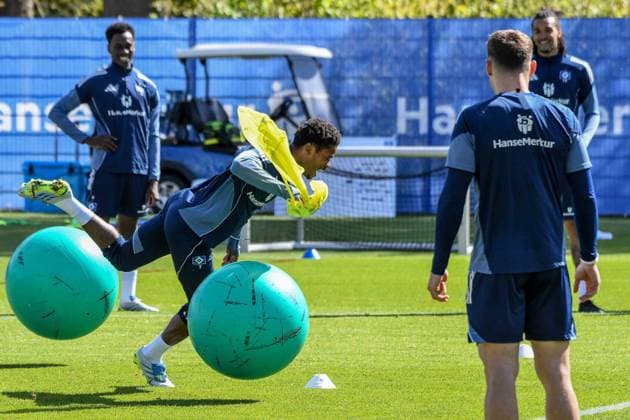 Warmed Omari ( HSV ) mit Gymnastikball Deutschland , Hamburg , Volksparkstadion , Trainingsgelände , Fussball , 1. Bundesliga , Training des Hamburger SV *** Warmed Omari HSV with exercise ball Germany , Hamburg , Volksparkstadion , Training ground , Football , 1 Bundesliga , Training of Hamburger SV