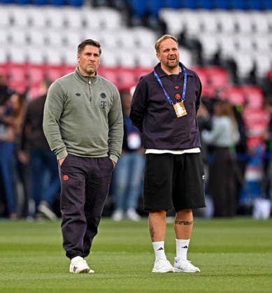 28.04.2026, Fussball UEFA Championsleague 2025 2026: Halbfinale Hinspiel, Paris St. Germain - FC Bayern München, im Stadion Parc de Princes in Paris (Frankreich). Co-Trainer Aaron Danks (Bayern München) im Gespräch, v.l. x, Co-Trainer Aaron Danks (Bayern München)