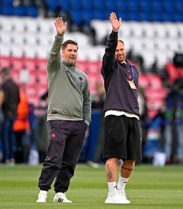 28.04.2026, Fussball UEFA Championsleague 2025 2026: Halbfinale Hinspiel, Paris St. Germain - FC Bayern München, im Stadion Parc de Princes in Paris (Frankreich). Co-Trainer Aaron Danks (Bayern München) im Gespräch, v.l. x, Co-Trainer Aaron Danks (Bayern München)