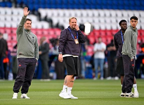 28.04.2026, Fussball UEFA Championsleague 2025 2026: Halbfinale Hinspiel, Paris St. Germain - FC Bayern München, im Stadion Parc de Princes in Paris (Frankreich). Co-Trainer Aaron Danks (Bayern München) im Gespräch, v.l. x, Co-Trainer Aaron Danks (Bayern München) , Alphonso Davies (FC Bayern München) und Aleksandar Pavlovic (FC Bayern München)