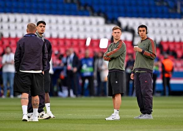 28.04.2026, Fussball UEFA Championsleague 2025 2026: Halbfinale Hinspiel, Paris St. Germain - FC Bayern München, im Stadion Parc de Princes in Paris (Frankreich). Co-Trainer Aaron Danks (Bayern München) im Gespräch, v.l. Co-Trainer Aaron Danks (Bayern München) , Aleksandar Pavlovic (FC Bayern München), Joshua Kimmich (FC Bayern München) und Jamal Musiala (Bayern München)