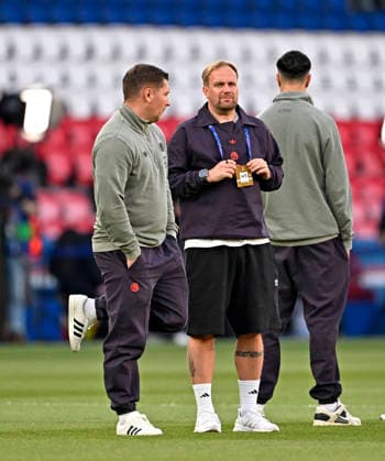 28.04.2026, Fussball UEFA Championsleague 2025 2026: Halbfinale Hinspiel, Paris St. Germain - FC Bayern München, im Stadion Parc de Princes in Paris (Frankreich). Co-Trainer Aaron Danks (Bayern München) im Gespräch-