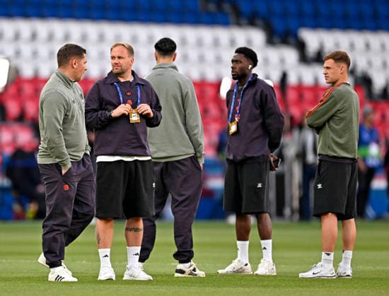 28.04.2026, Fussball UEFA Championsleague 2025 2026: Halbfinale Hinspiel, Paris St. Germain - FC Bayern München, im Stadion Parc de Princes in Paris (Frankreich). Co-Trainer Aaron Danks (Bayern München) mit Alphonso Davies (FC Bayern München) und Joshua Kimmich (FC Bayern München)