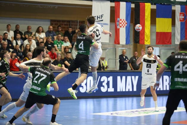 RK Nexe v THW Kiel - EHF European League Men 2025 2026 Rasmus Ankermann (C) of THW Kiel pass the ball to Harald Reinkind (R) of THW Kiel whilst under pressure from Aleksandar Bakic of RK Nexe during the EHF European League Men 2025 26 quarter-finals 1st leg match between RK Nexe and THW Kiel at Sports Hall King Tomislav on April 28, 2026 in Nasice, Croatia.  DavidxJerkovic PIXSELL