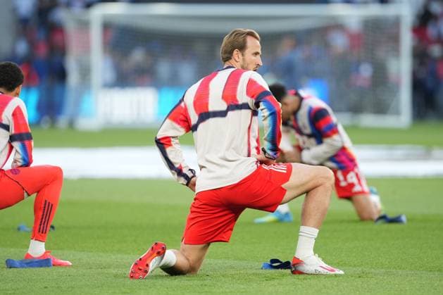 Harry Kane of Bayern Munich warms up before the match Paris Saint-Germain v Bayern Munich, UEFA Champions League, Semi Final, First Leg, Football, Parc des Princes, Paris, France - 28 Apr 2026Paris Parc des Princes France EDITORIAL USE ONLY No use with unauthorised audio, video, data, fixture lists, club league logos or live services. Online in-match use limited to 120 images, no video emulation. No use in betting, games or single club league player publications. Copyright: xDavexWinter Shutterstockx 16847969f