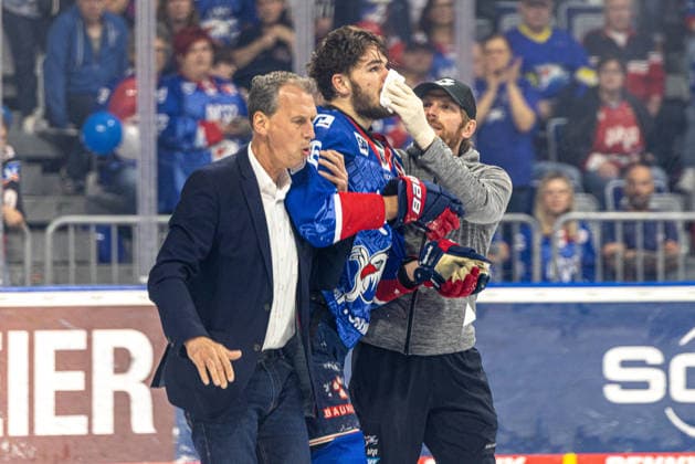 28.04.2026, xhettx, Eishockey Penny DEL Finale 2026, Adler Mannheim - Eisbären Berlin v.l. Heim Maximilian (Adler Mannheim, 86) muss verletzt vom Eis (DFL DFB REGULATIONS PROHIBIT ANY USE OF PHOTOGRAPHS as IMAGE SEQUENCES and or QUASI-VIDEO) *** 28 04 2026, xhettx, Eishockey Penny DEL Final 2026, Adler Mannheim Eisbären Berlin v l Heim Maximilian Adler Mannheim, 86 must leave the ice injured DFL DFB REGULATIONS PROHIBIT ANY USE OF PHOTOGRAPHS as IMAGE SEQUENCES and or QUASI VIDEO