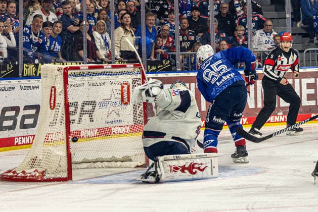 28.04.2026, xhettx, Eishockey Penny DEL Finale 2026, Adler Mannheim - Eisbären Berlin v.l. Michaelis Marc (Adler Mannheim, 65) schiesst zum 1:0 ein (DFL DFB REGULATIONS PROHIBIT ANY USE OF PHOTOGRAPHS as IMAGE SEQUENCES and or QUASI-VIDEO) *** 28 04 2026, xhettx, Ice Hockey Penny DEL Final 2026, Adler Mannheim Eisbären Berlin v l Michaelis Marc Adler Mannheim, 65 shoots to 1 0 DFL DFB REGULATIONS PROHIBIT ANY USE OF PHOTOGRAPHS as IMAGE SEQUENCES and or QUASI VIDEO