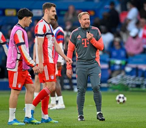 28.04.2026, Fussball UEFA Championsleague 2025 2026: Halbfinale Hinspiel, Paris St. Germain - FC Bayern München, im Stadion Parc de Princes in Paris (Frankreich). v.l. Josip Stanisic (Bayern München) und Co-Trainer Aaron Danks (Bayern München)
