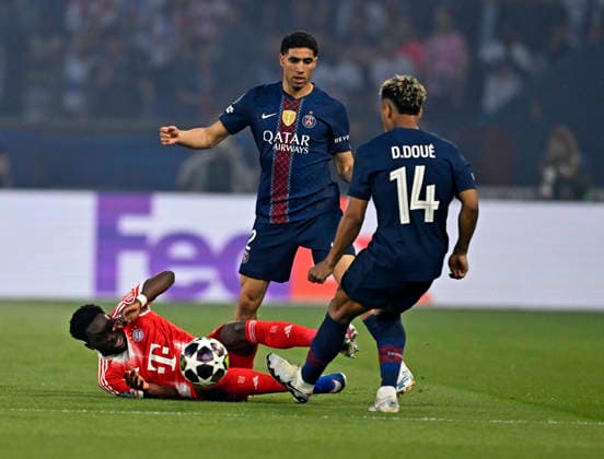 28.04.2026, Fussball UEFA Championsleague 2025 2026: Halbfinale Hinspiel, Paris St. Germain - FC Bayern München, im Stadion Parc de Princes in Paris (Frankreich). v.l. Alphonso Davies (FC Bayern München) gegen Achraf Hakimi (FC Paris Saint-Germain) und Desire Doue (FC Paris Saint-Germain)