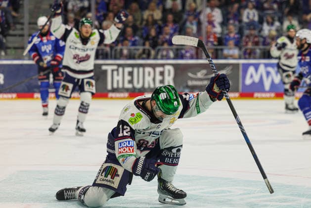 28.04.2026, xhettx, Eishockey Penny DEL Finale 2026, Adler Mannheim - Eisbären Berlin v.l. Tor zum 1:3 durch Mik Eric (Eisbären Berlin, 12) (DFL DFB REGULATIONS PROHIBIT ANY USE OF PHOTOGRAPHS as IMAGE SEQUENCES and or QUASI-VIDEO) *** 28 04 2026, xhettx, Eishockey Penny DEL Finale 2026, Adler Mannheim Eisbären Berlin v l Tor zum 1 3 durch Mik Eric Eisbären Berlin, 12 DFL DFB REGULATIONS PROHIBIT ANY USE OF PHOTOGRAPHS as IMAGE SEQUENCES and or QUASI VIDEO